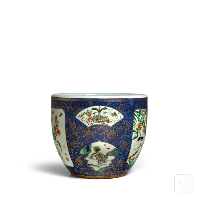 十九世紀 描金灑藍地五彩開光花鳥博古圖大缸 帶木座 | A GILT-DECORATED BLUE-GROUND FAMILLE-VERTE JARDINERE - 图8